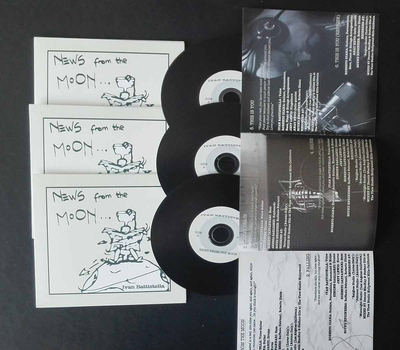 réplica de CD de vinilo negro con cartón y folletos